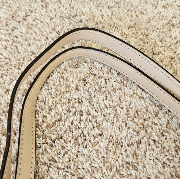 Michael Kors Women Jet Set in Teal Leather Zip Tote Bag with Logo Charm - Picture 5 of 14